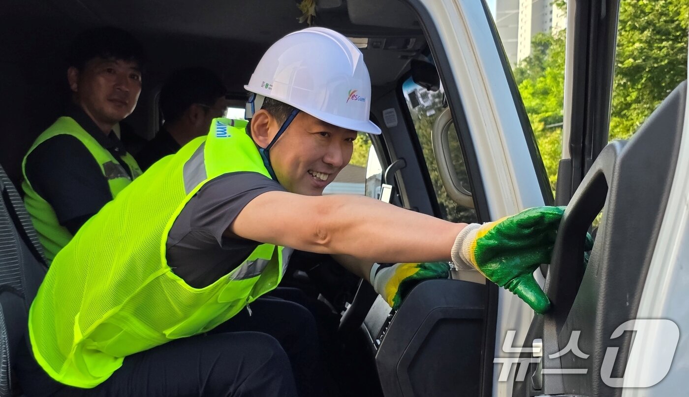본문 이미지 - 김장호 구미시장이 민선 8기 3주년을 맞은 1일 오전 도량동 환경관리원 전용시설에서 환경관리원 복장으로 갈아 입고 재활용품 수거 차량에 탑승하고 있다.  2025.7.1/뉴스1 ⓒ News1 정우용 기자