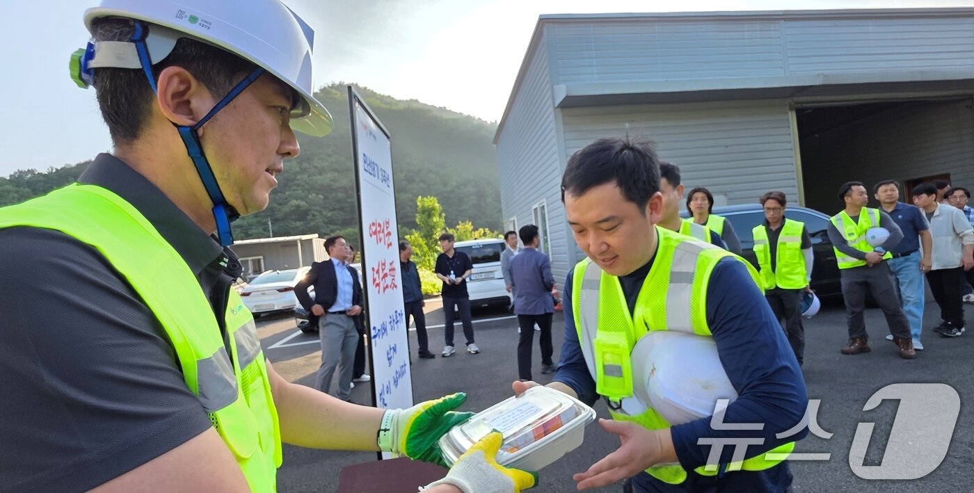 본문 이미지 - 김장호 구미시장이 민선 8기 3주년을 맞은 1일 오전 도량동 환경관리원 전용시설에서 재활용품 수거에 나서는 환경관리원들에게 샌드위치 도시락을 나눠주고 있다.  2025.7.1/뉴스1 ⓒ News1 정우용 기자