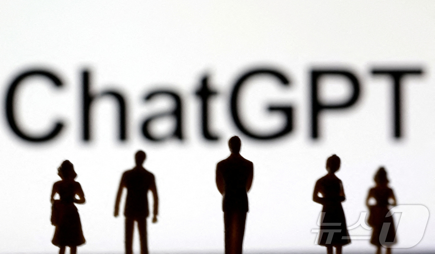 (로이터=뉴스1) 김경민 기자 = 챗지피티 로고와 미니어처. 2023.2.3ⓒ 로이터=뉴스1