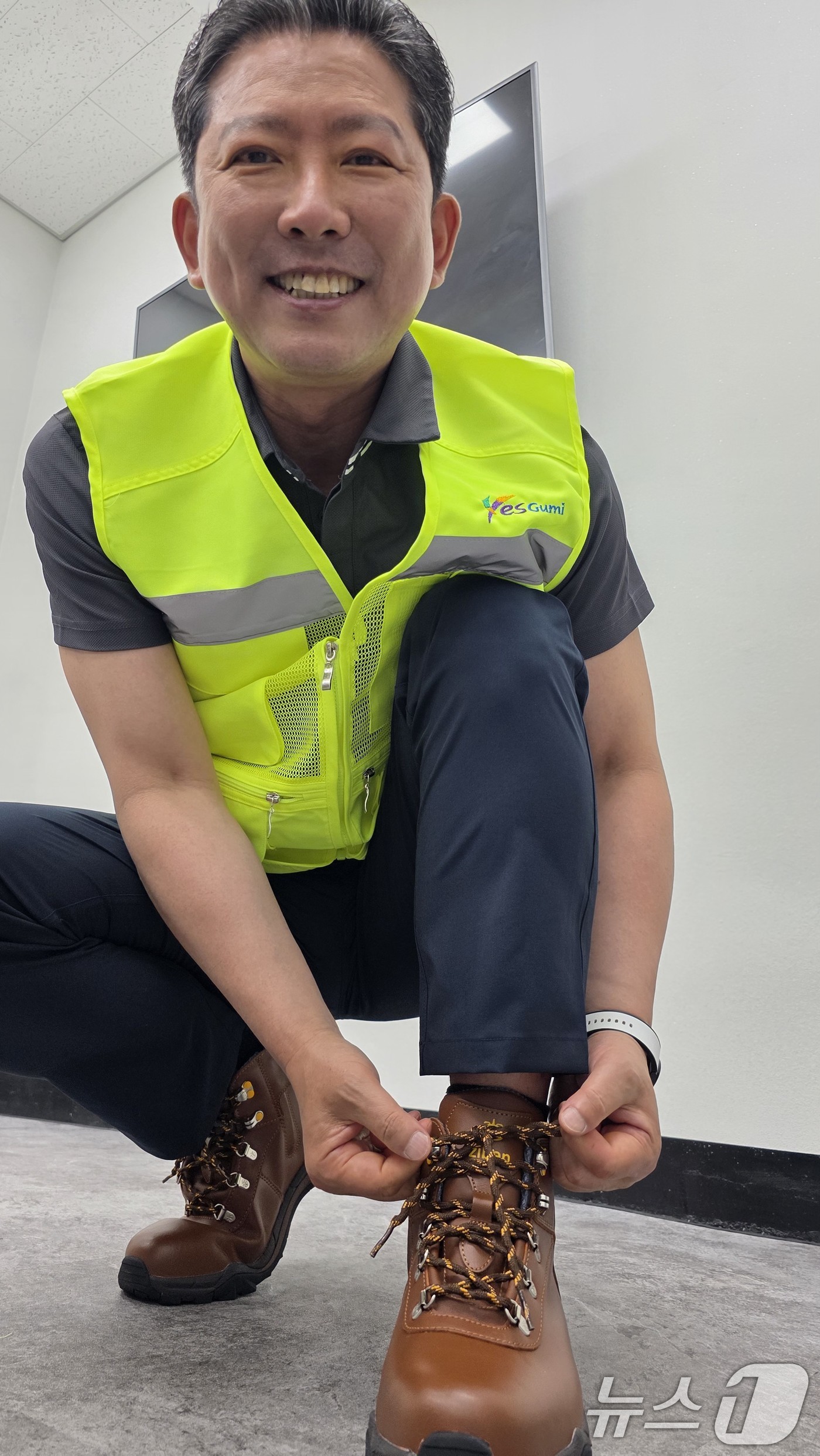 (구미=뉴스1) 정우용 기자 = 김장호 구미시장이 민선 8기 3주년을 맞은 1일 오전 도량동 환경관리원 전용시설에서 재활용품 수거 작업에 나서기 전 환경관리원 복장으로 갈아입고 신 …