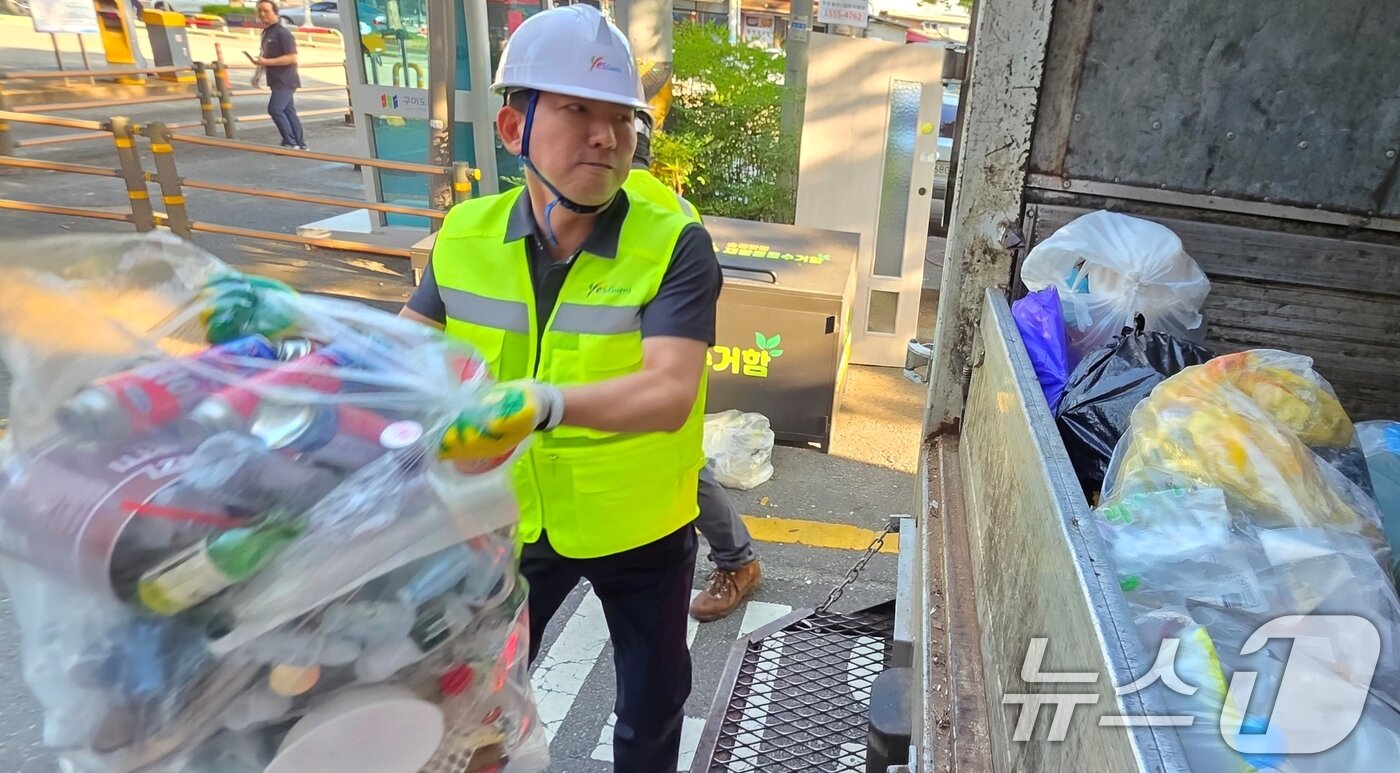 본문 이미지 - 김장호 구미시장이 민선 8기 3주년을 맞은 1일 오전 송정맛길에서 환경관리원과 함께 재활용품 수거작업을 하고 있다.  2025.7.1/뉴스1 ⓒ News1 정우용 기자