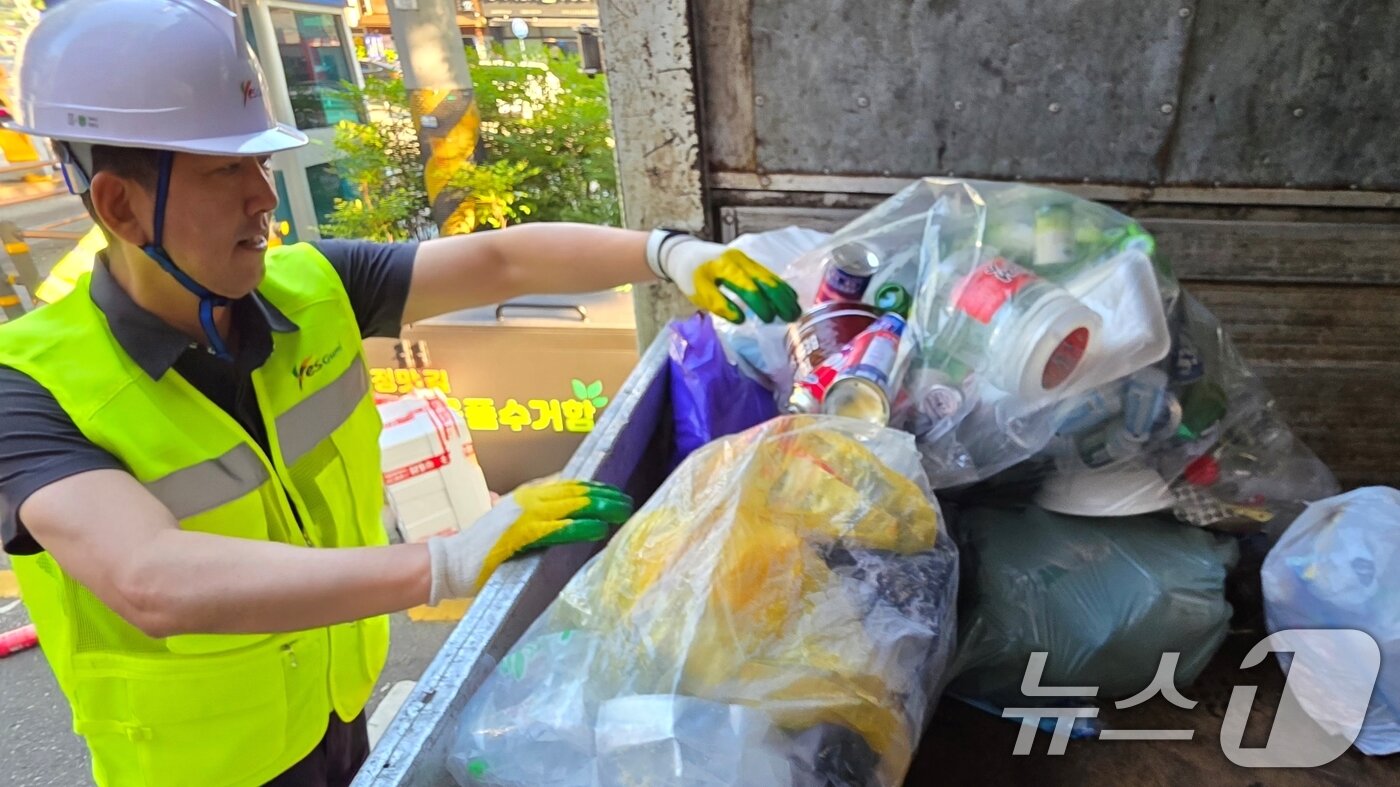 본문 이미지 - 김장호 구미시장이 민선 8기 3주년을 맞은 1일 오전 송정맛길에서 환경관리원과 함께 재활용품 수거작업을 하고 있다. 2025.7.1/뉴스1 ⓒ News1 정우용 기자
