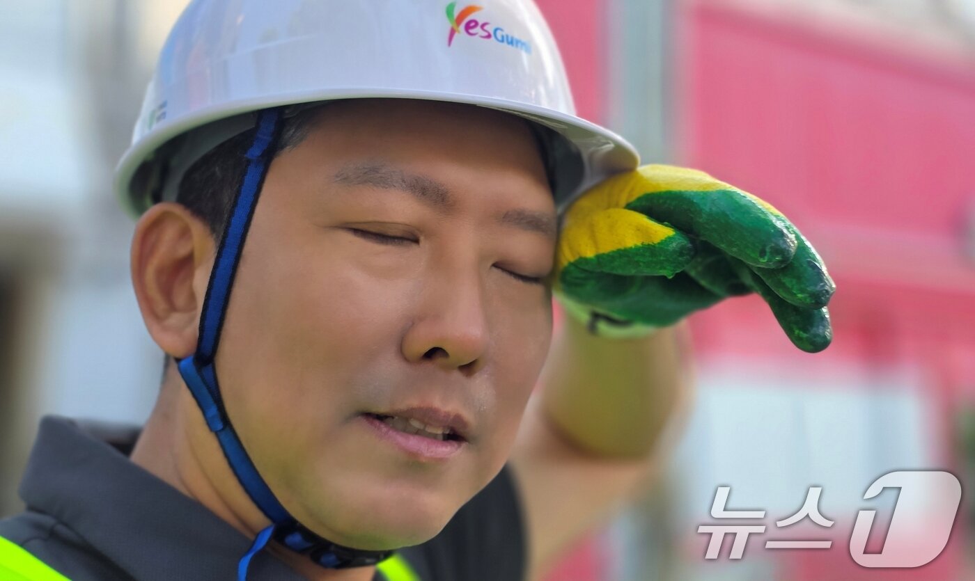 본문 이미지 - 김장호 구미시장이 민선 8기 3주년을 맞은 1일 오전 송정맛길에서 재활용품 수거작업하면서 이마에 흐른 땀을 손으로 훔쳐내고 있다.  2025.7.1/뉴스1. 2025.7.1/뉴스1 ⓒ News1 정우용 기자