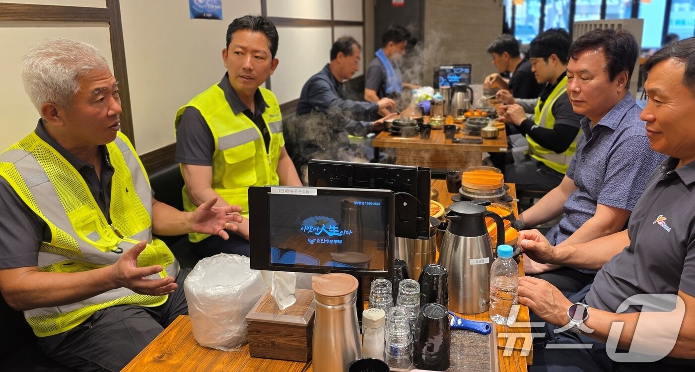 본문 이미지 - 김장호 구미시장이 민선 8기 3주년을 맞은 1일 오전 송정맛길에서 재활용품 수거작업을 마친 뒤 환경미화원, 노조위원장 등과 아침식사를 하며 현장의 목소리를 듣고 있다. 2025.7.1/뉴스1 ⓒ News1 정우용 기자