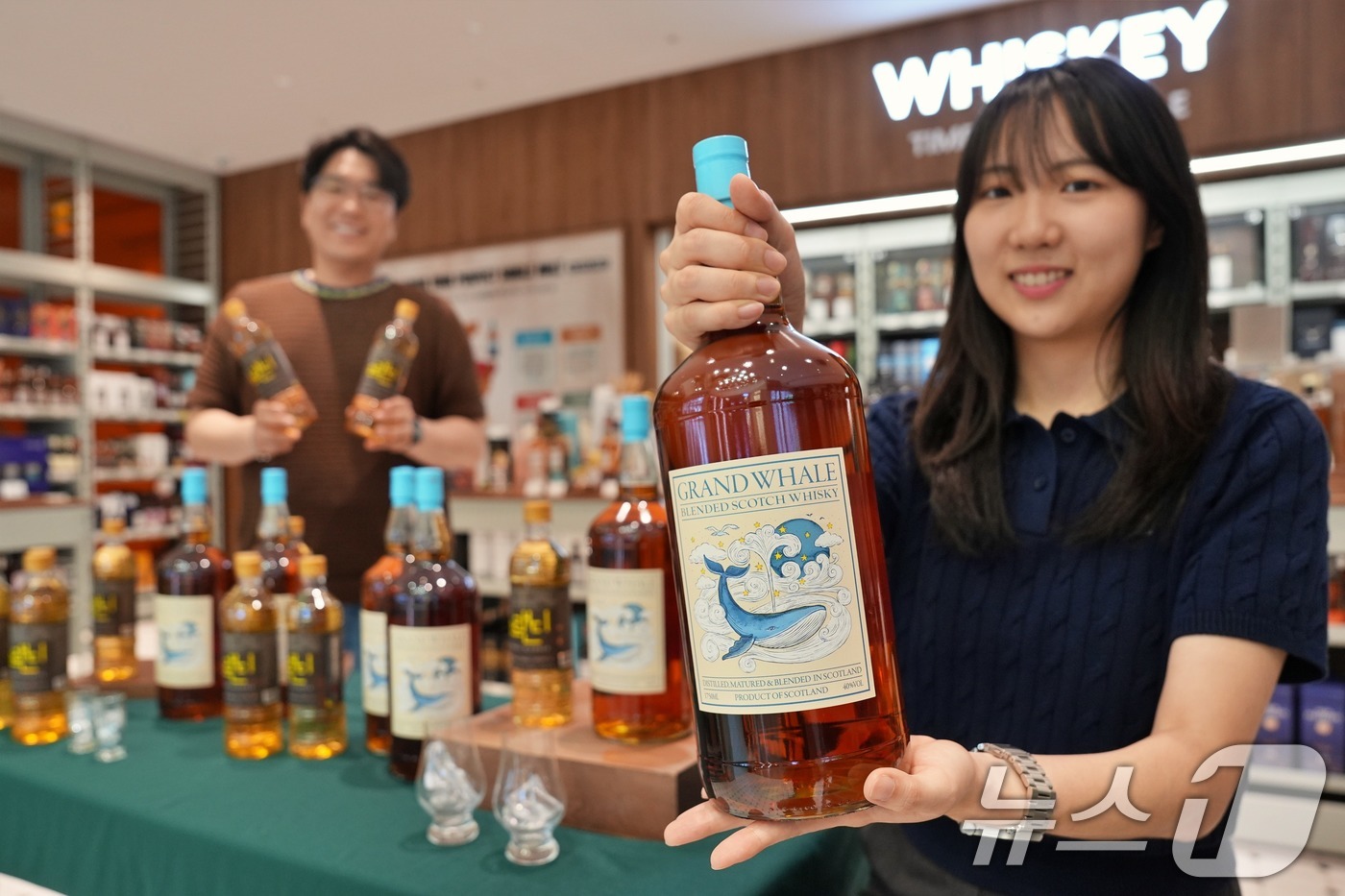 (서울=뉴스1) = 롯데마트는 1일 블렌딩 칵테일 소주 '소랜디'를 유통업계 단독으로 출시하며, 오는 3일 초대용량 가성비 위스키 '그랑웨일'을 선보인다고 1일 밝혔다.직원들이 서 …