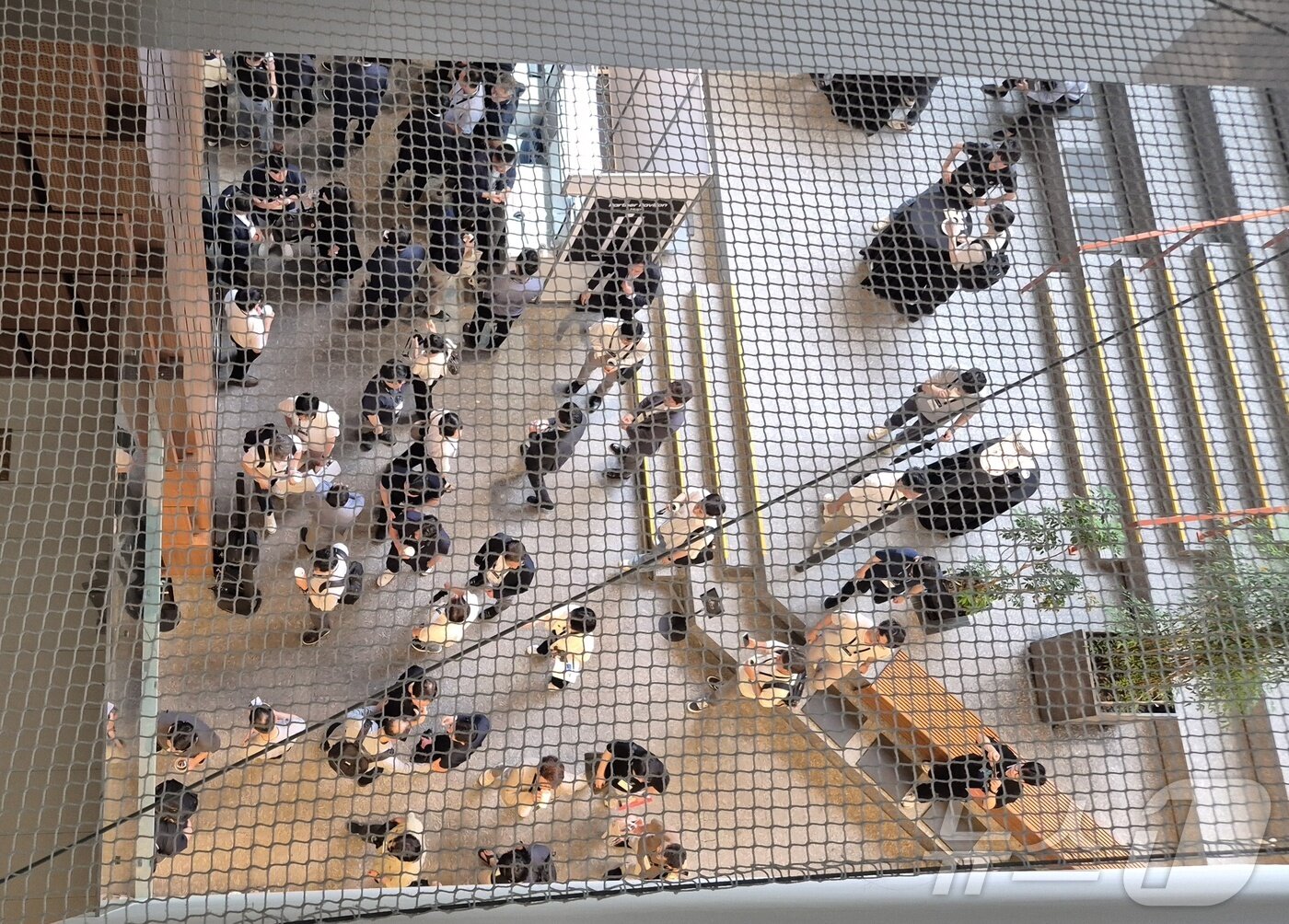 본문 이미지 - 삼성파운드리포럼(SFF)·세이프(SAFE)포럼 한국 행사가 열린 1일 서울 서초동 삼성금융캠퍼스에서 협력사 관계자들이 북적이고 있다. 2025.7.1/뉴스1 ⓒ News1 최동현 기자