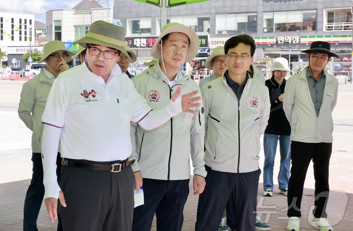 (보령=뉴스1) 이동원 기자 = 김동일 보령시장이 오는 7월 5일 대천해수욕장 개장을 앞두고 지난 30일 현장을 방문하여 시설 전반에 대한 점검을 실시했다.  이번 점검은 최근 무 …