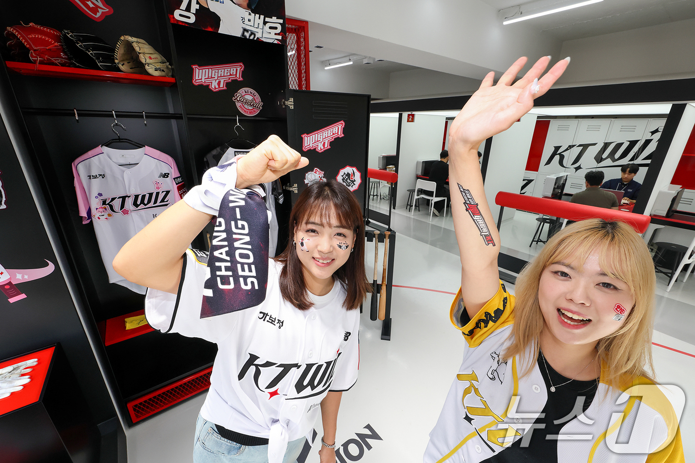 (서울=뉴스1) = KT가 야구 팬과의 접점을 넓히기 위해 수원 KT위즈파크 앞에 'kt Wiz 특화매장'을 선보였다고 1일 밝혔다.고객들이 수원 KT위즈파크 앞에 위치한 kt W …