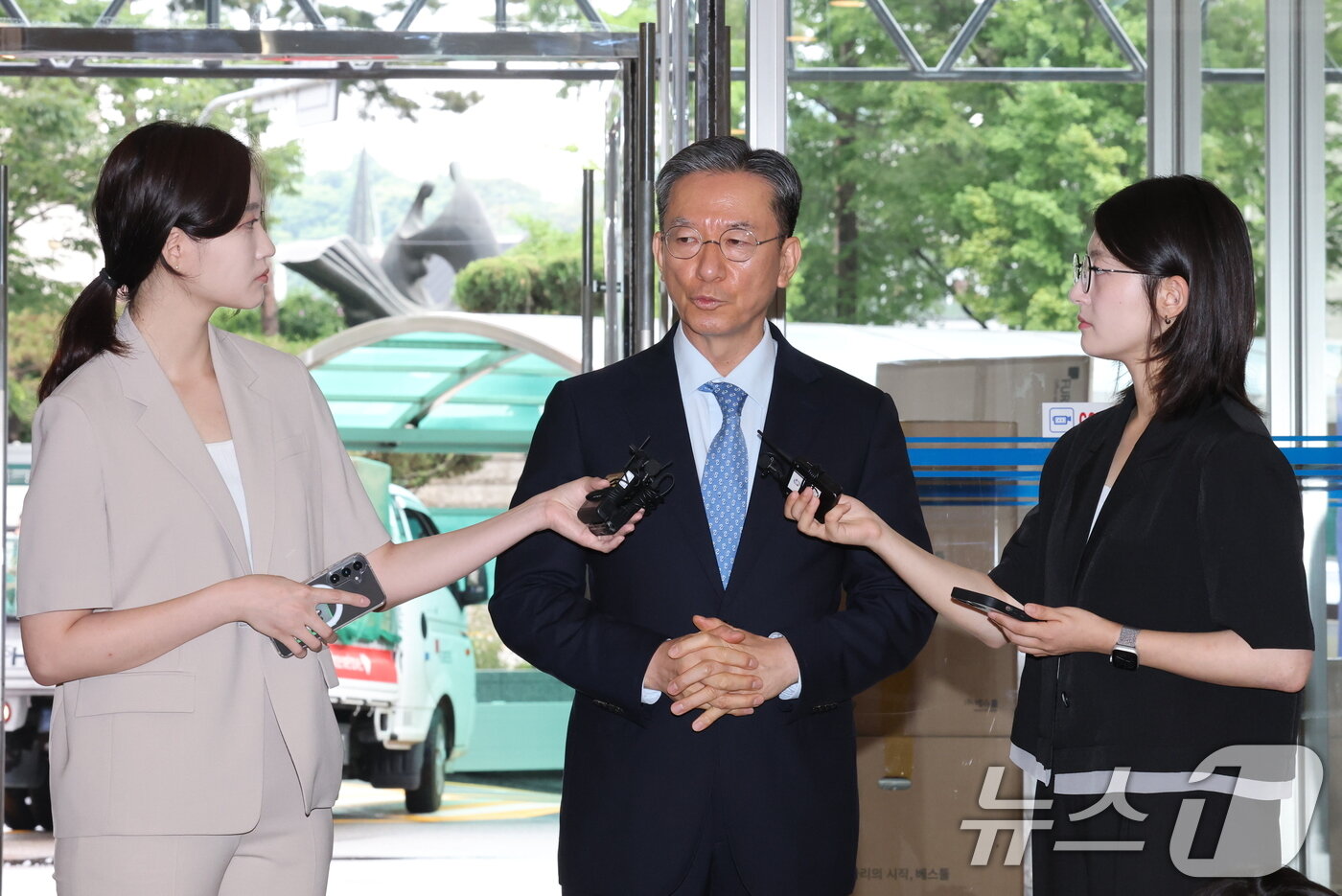 본문 이미지 - 정성호 법무부 장관 후보자가 1일 오전 서울 종로구 적선현대빌딩에 마련된 인사청문회 준비 사무실로 출근하고 있다. 2025.7.1/뉴스1 ⓒ News1 임세영 기자