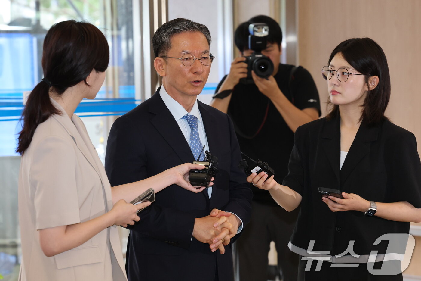 본문 이미지 - 정성호 법무부 장관 후보자가 1일 오전 서울 종로구 적선현대빌딩에 마련된 인사청문회 준비 사무실로 출근하며 취재진 질문에 답하고 있다. 2025.7.1/뉴스1 ⓒ News1 임세영 기자