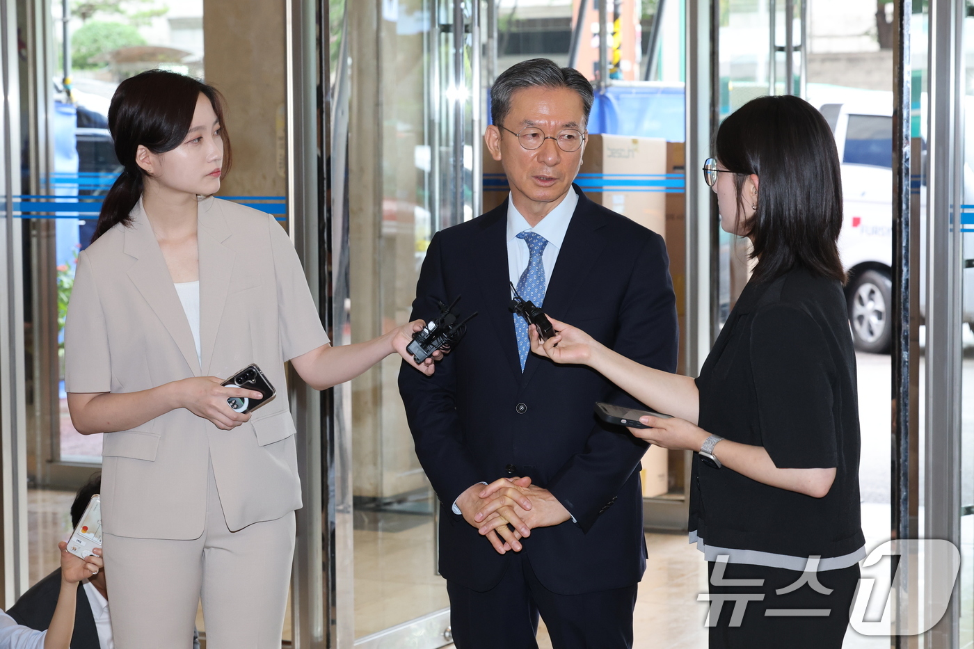 (서울=뉴스1) 임세영 기자 = 정성호 법무부 장관 후보자가 1일 오전 서울 종로구 적선현대빌딩에 마련된 인사청문회 준비 사무실로 출근하며 취재진 질문에 답하고 있다.  2025. …