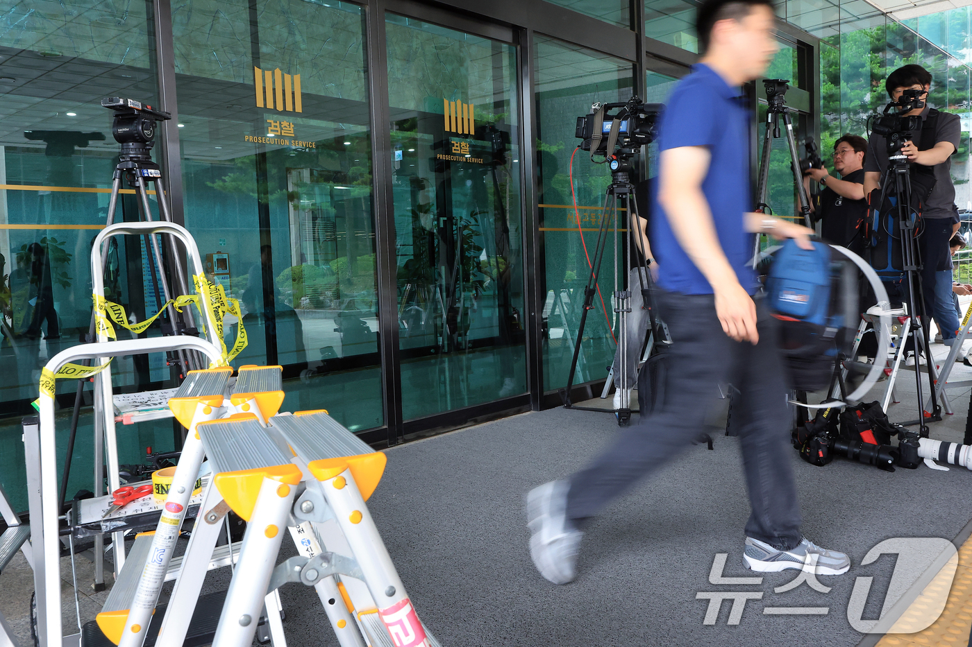 (서울=뉴스1) 박정호 기자 = 12·3 비상계엄 관련 내란·외환 관련 사건 수사를 맡은 조은석 특별검사팀의 윤석열 전 대통령에 대한 2차 소환 조사가 예정된 1일 오전 서울 서초 …