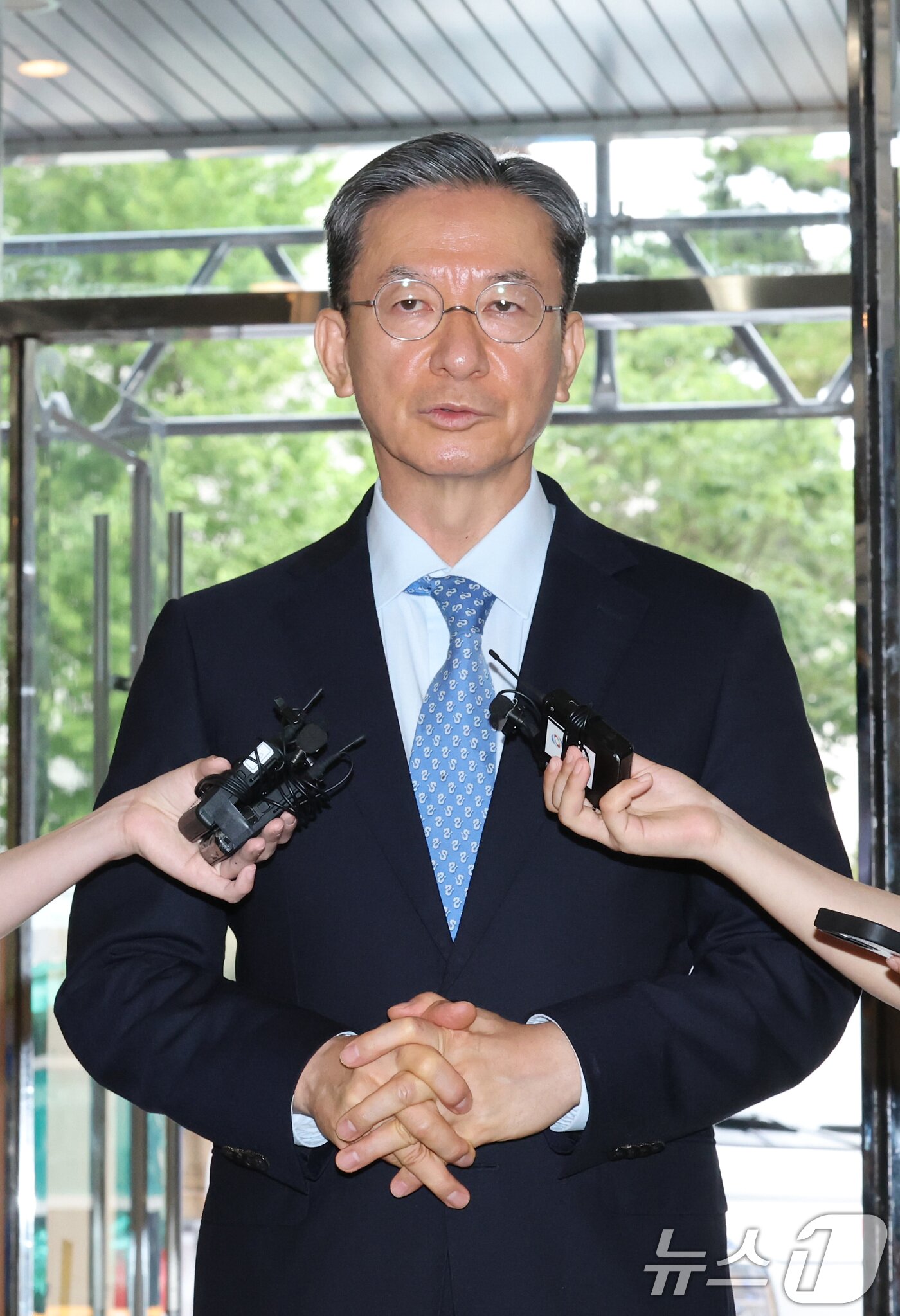 본문 이미지 - 정성호 법무부 장관 후보자가 1일 오전 서울 종로구 적선현대빌딩에 마련된 인사청문회 준비 사무실로 출근하며 취재진의 질문에 답하고 있다. 2025.7.1/뉴스1 ⓒ News1 임세영 기자