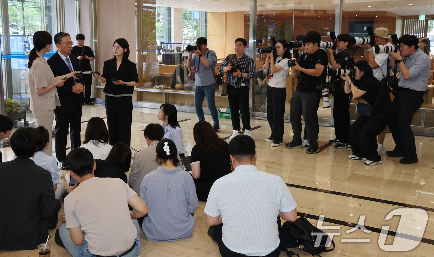 본문 이미지 - 정성호 법무부 장관 후보자가 1일 오전 서울 종로구 적선현대빌딩에 마련된 인사청문회 준비 사무실로 출근하며 취재진의 질문에 답하고 있다. 2025.7.1/뉴스1 ⓒ News1 임세영 기자