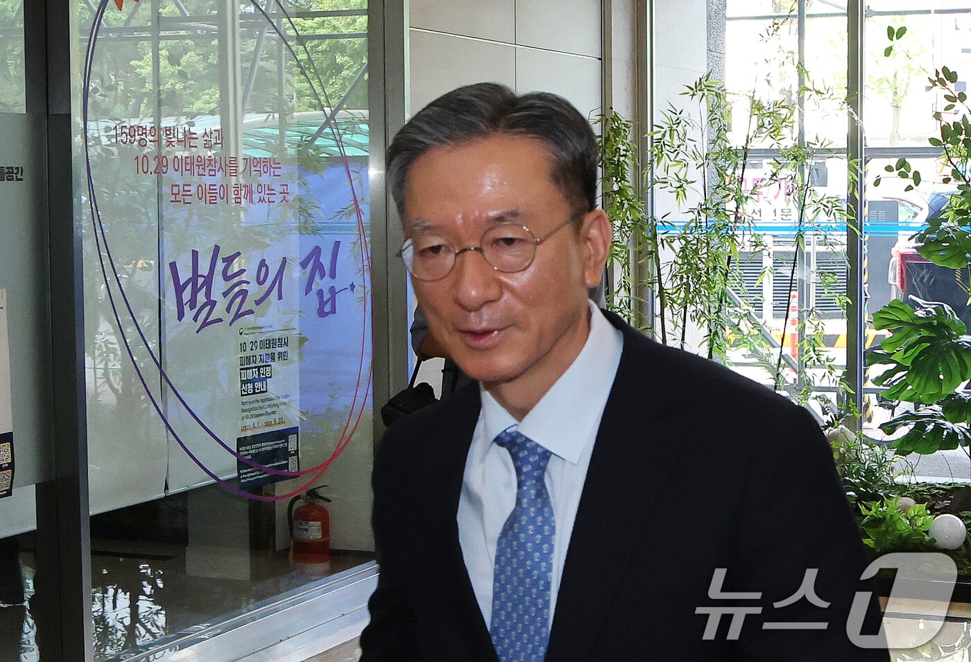 본문 이미지 - 정성호 법무부 장관 후보자가 1일 오전 서울 종로구 적선현대빌딩에 마련된 인사청문회 준비 사무실로 출근하고 있다. 2025.7.1/뉴스1 ⓒ News1 임세영 기자