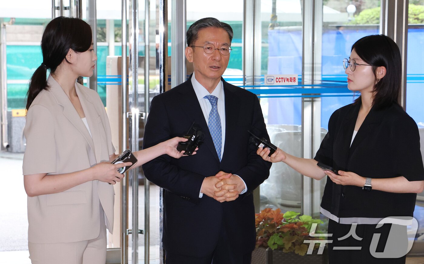 본문 이미지 - 정성호 법무부 장관 후보자가 1일 오전 서울 종로구 적선현대빌딩에 마련된 인사청문회 준비 사무실로 출근하며 취재진의 질문에 답하고 있다. 2025.7.1/뉴스1 ⓒ News1 임세영 기자