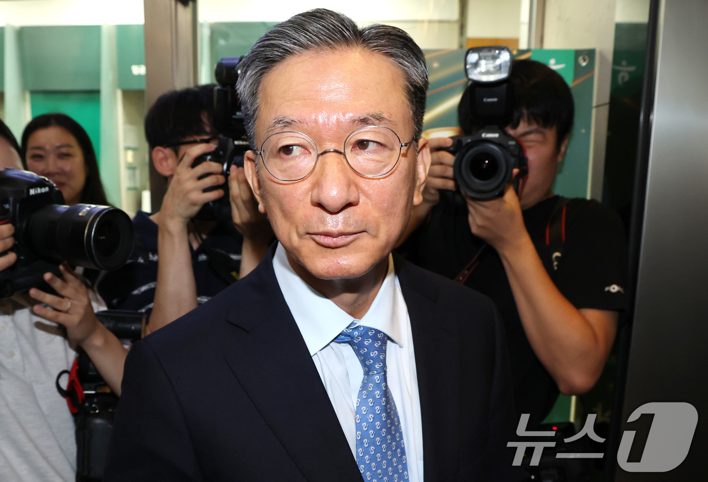 (서울=뉴스1) 임세영 기자 = 정성호 법무부 장관 후보자가 1일 오전 서울 종로구 적선현대빌딩에 마련된 인사청문회 준비 사무실로 출근하고 있다.  2025.7.1/뉴스1