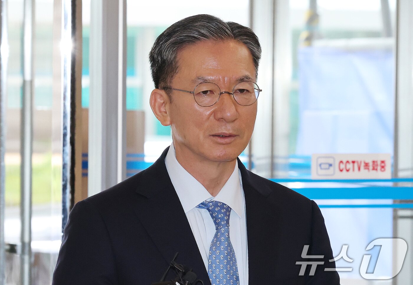 본문 이미지 - 정성호 법무부 장관 후보자가 1일 오전 서울 종로구 적선현대빌딩에 마련된 인사청문회 준비 사무실로 출근하며 취재진의 질문에 답하고 있다. 2025.7.1/뉴스1 ⓒ News1 임세영 기자
