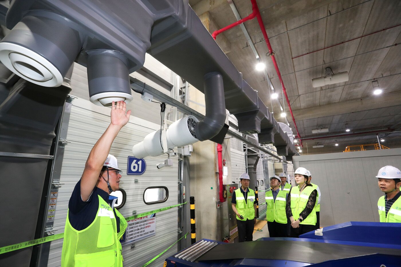 본문 이미지 - 대전메가허브 냉난방설비 증설 현황을 체크하고 있는 조현민 사장. (한진 제공)