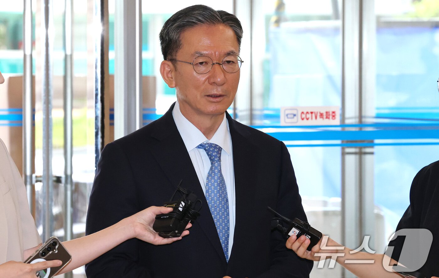 본문 이미지 - 정성호 법무부 장관 후보자가 1일 오전 서울 종로구 적선현대빌딩에 마련된 인사청문회 준비 사무실로 출근하며 취재진의 질문에 답하고 있다. 2025.7.1/뉴스1 ⓒ News1 임세영 기자