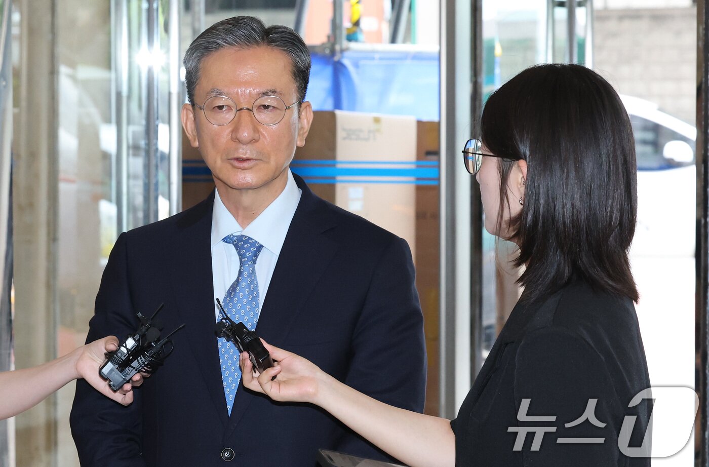 본문 이미지 - 정성호 법무부 장관 후보자가 1일 오전 서울 종로구 적선현대빌딩에 마련된 인사청문회 준비 사무실로 출근하며 취재진의 질문에 답하고 있다. 2025.7.1/뉴스1 ⓒ News1 임세영 기자