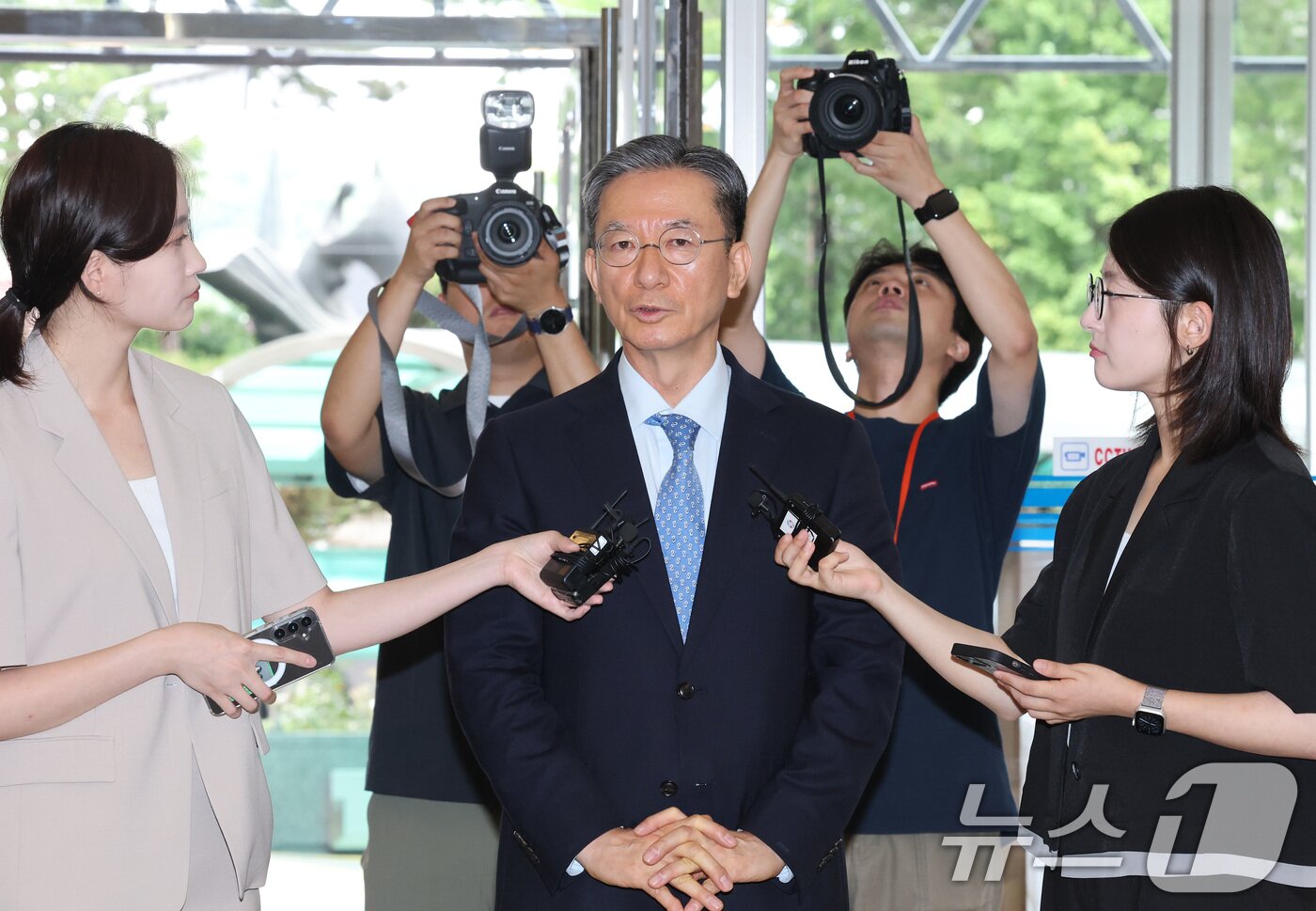 본문 이미지 - 정성호 법무부 장관 후보자가 1일 오전 서울 종로구 적선현대빌딩에 마련된 인사청문회 준비 사무실로 출근하며 취재진의 질문에 답하고 있다. 2025.7.1/뉴스1 ⓒ News1 임세영 기자