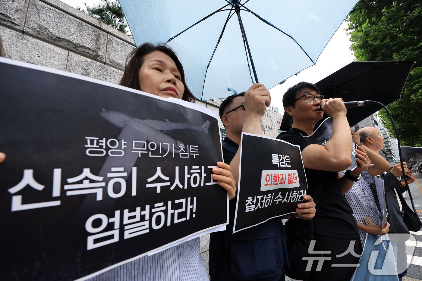 (서울=뉴스1) 박정호 기자 = 자주통일평화연대와 평화와 연대를 위한 접경지역 주민·종교·시민사회 연석회의 활동가 등이 1일 오전 서울 서초구 내란·외환 특검사무실이 위치한 서울고 …