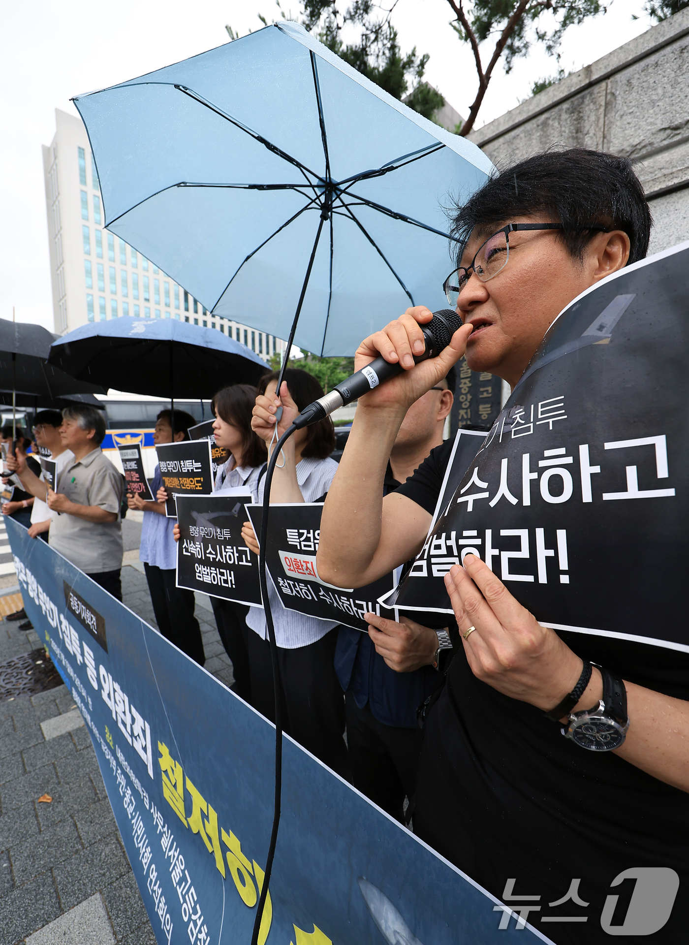 (서울=뉴스1) 박정호 기자 = 자주통일평화연대와 평화와 연대를 위한 접경지역 주민·종교·시민사회 연석회의 활동가 등이 1일 오전 서울 서초구 내란·외환 특검사무실이 위치한 서울고 …