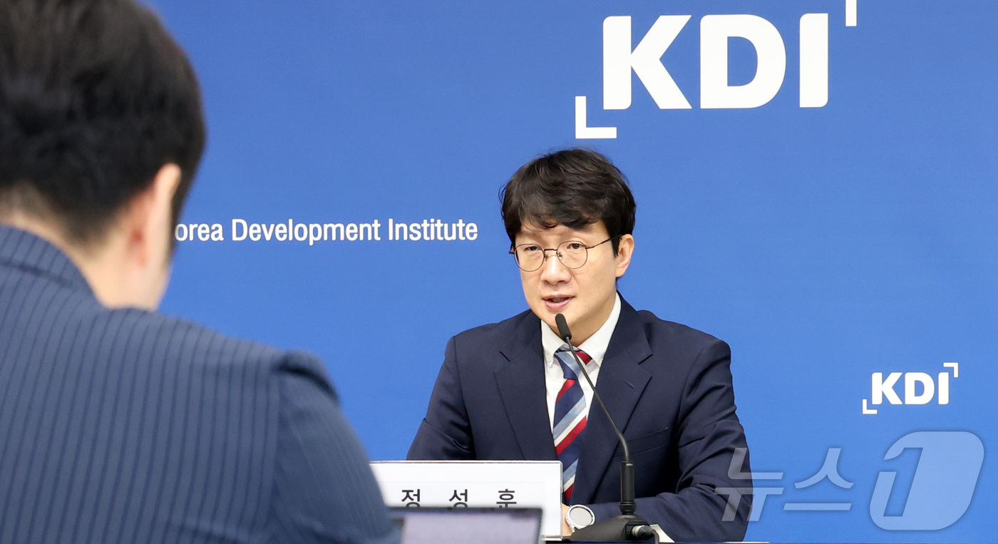 (세종=뉴스1) 김기남 기자 = 정성훈 KDI 공급망연구팀장이 1일 세종시 정부세종청사 기획재정부에서 '2010년대 이후 무역구조 변화와 경제안보에 대한 함의'라는 주제로 우리나라 …