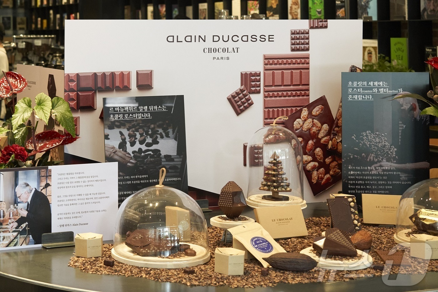 (서울=뉴스1) = 지난 30일 서울 종로구 테라로사 광화문점에서 알랭 뒤카스 쇼콜라 파리의 한국 프리뷰 행사를 진행했다. 테라로사는 알랭 뒤카스 쇼콜라 파리의 한국 1호점을 20 …