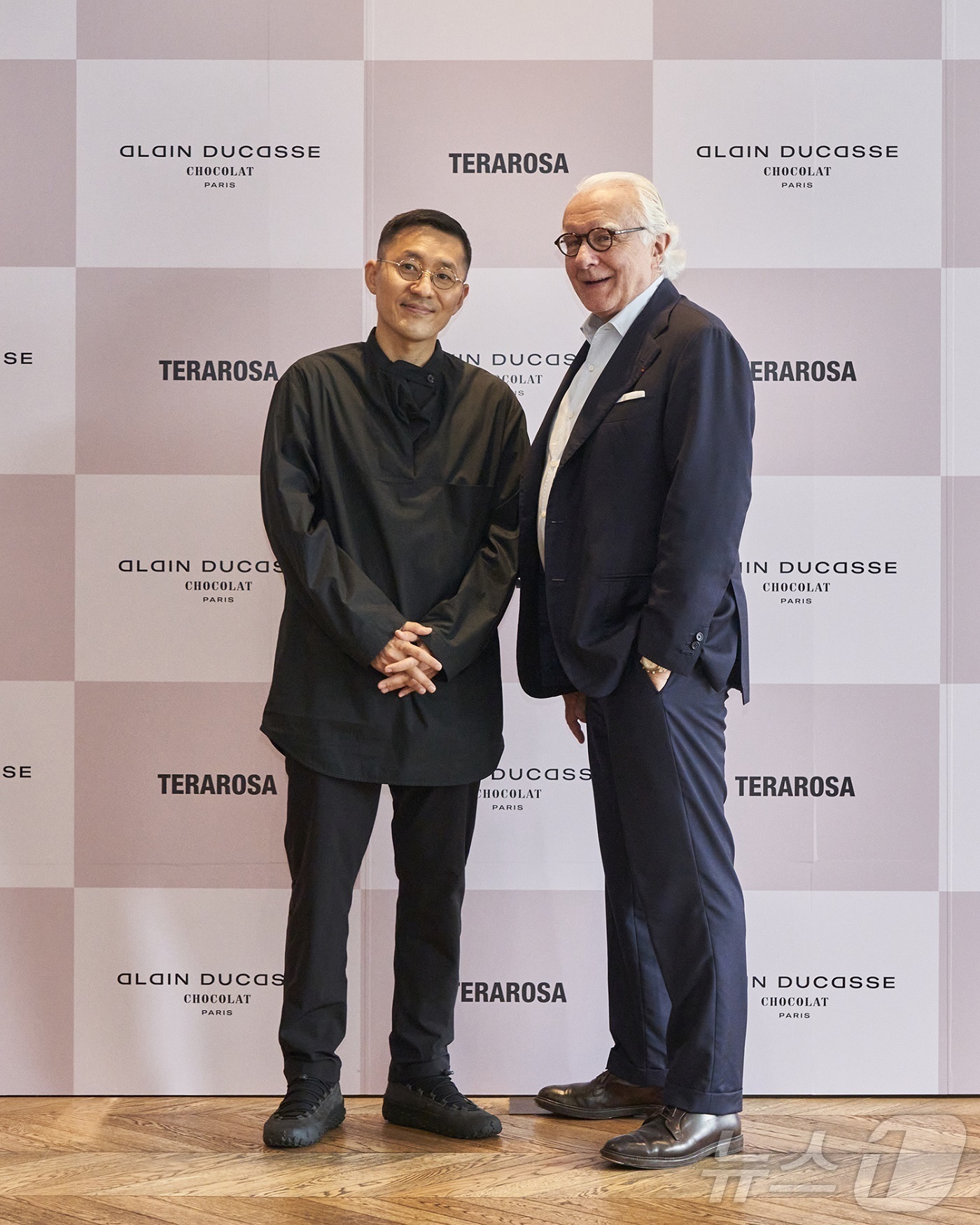 (서울=뉴스1) = 지난 30일 서울 종로구 테라로사 광화문점에서 셰프 알랭 뒤카스 방한을 기념해 미쉐린 3스타 셰프 강민구(밍글스)와의 좌담회가 열렸다. 좌담회와 함께 알랭 뒤카 …