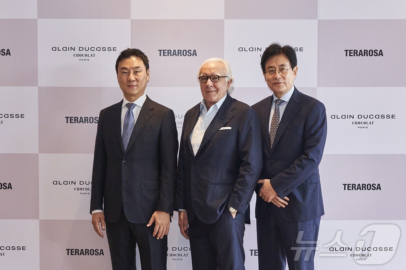 (서울=뉴스1) = 지난 30일 서울 종로구 테라로사 광화문점에서 알랭 뒤카스 쇼콜라 파리의 한국 프리뷰 행사를 진행했다. 국내 대표 스페셜티 커피 브랜드 ‘테라로사’와 함께 세계 …