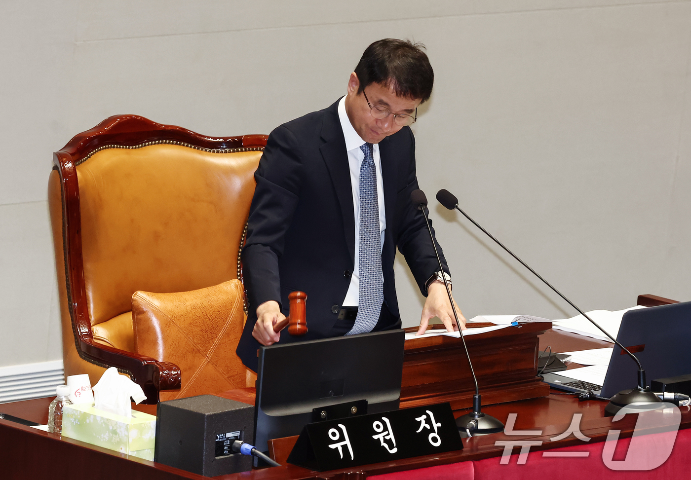 (서울=뉴스1) 김민지 기자 = 한병도 국회 예산결산특별위원장이 1일 오전 서울 여의도 국회에서 열린 제426회국회(임시회) 예산결산특별위원회 제2차 전체회의에서 개의를 하고 있다 …