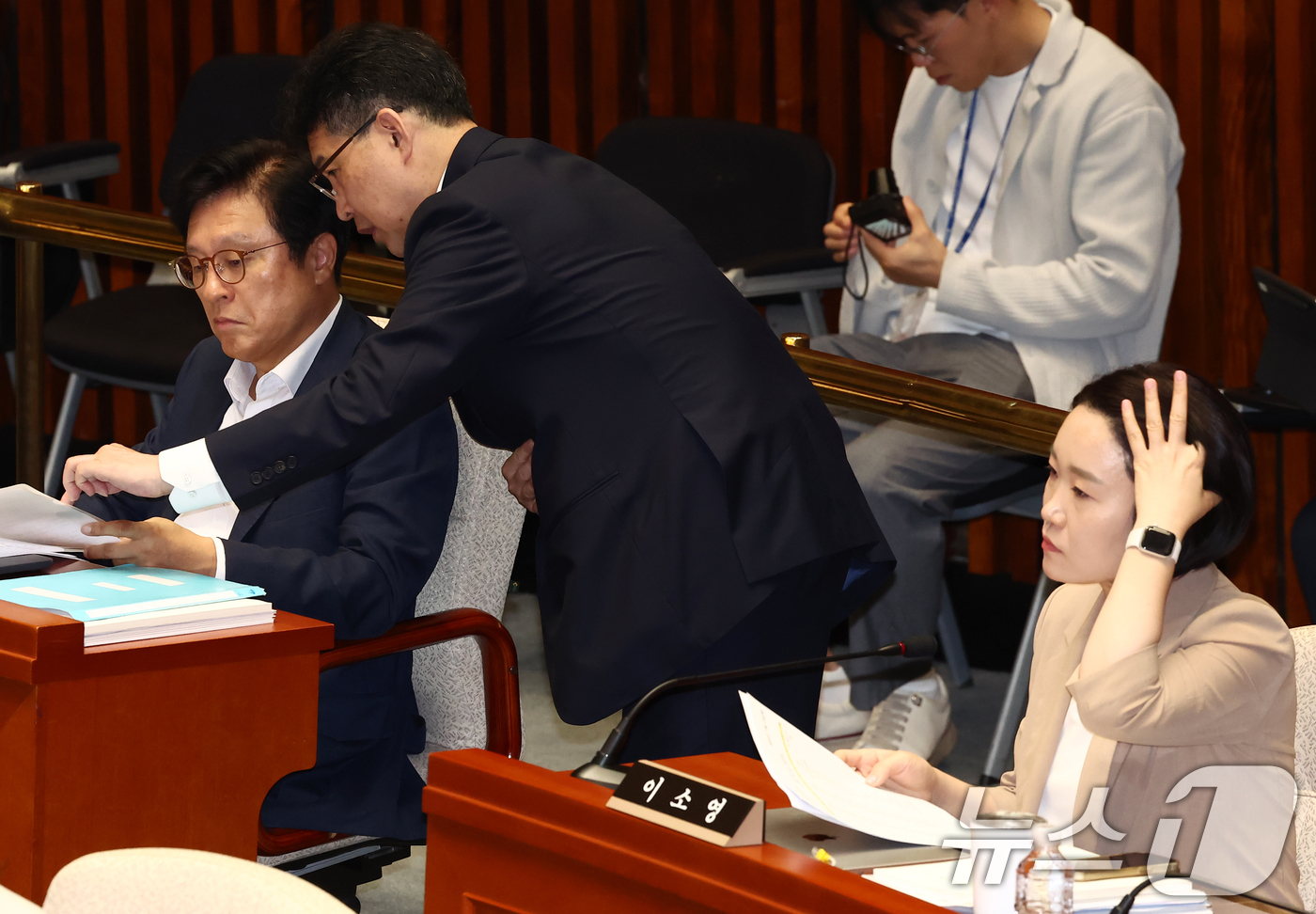 (서울=뉴스1) 김민지 기자 = 박형수 국민의힘 예결위원회 간사(왼쪽)가 1일 오전 서울 여의도 국회에서 열린 제426회국회(임시회) 예산결산특별위원회 제2차 전체회의에서 자료를 …