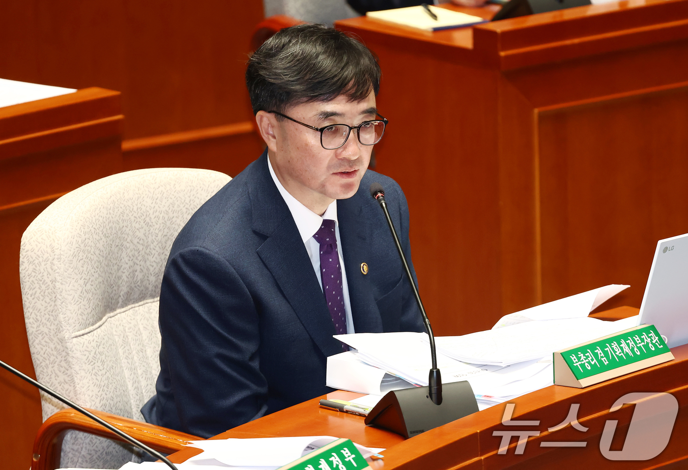 (서울=뉴스1) 김민지 기자 = 임기근 기획재정부 2차관이 1일 오전 서울 여의도 국회에서 열린 제426회국회(임시회) 예산결산특별위원회 제2차 전체회의에서 의원 질의에 답변하고 …