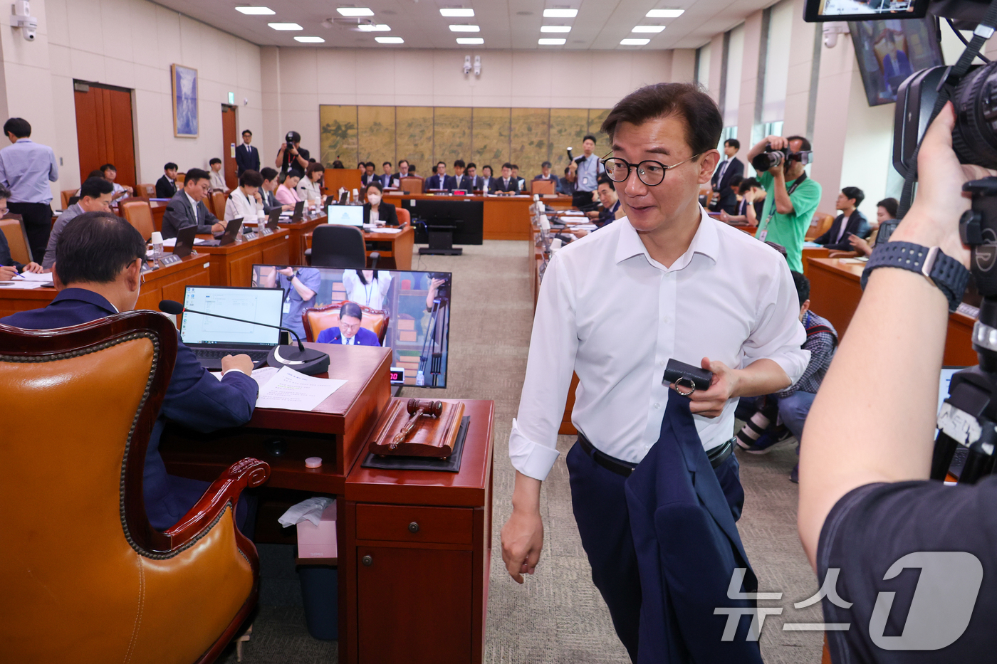 (서울=뉴스1) 안은나 기자 = 해양수산부 장관 후보자인 전재수 더불어민주당 의원이 1일 오전 서울 여의도 국회에서 열린 제426회국회(임시회) 문화체육관광위원회 제2차 전체회의에 …