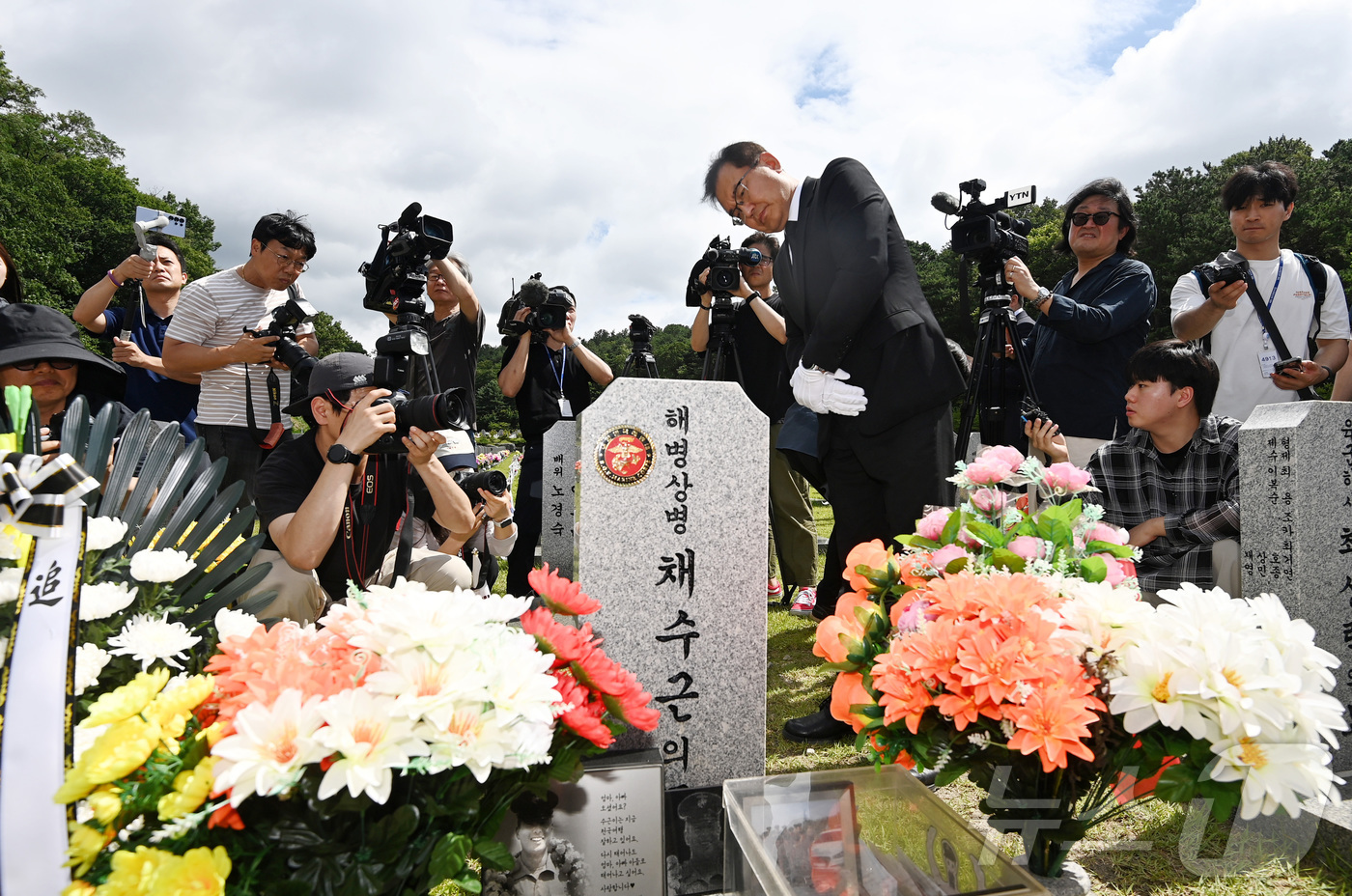 (대전=뉴스1) 김기태 기자 = 이명현 순직해병대원 특별검사를 비롯한 특검팀이 1일 오전 대전 유성구 대전현충원 고 채수근 상병 묘소에서 참배하고 있다. (공동취재) 2025.7. …