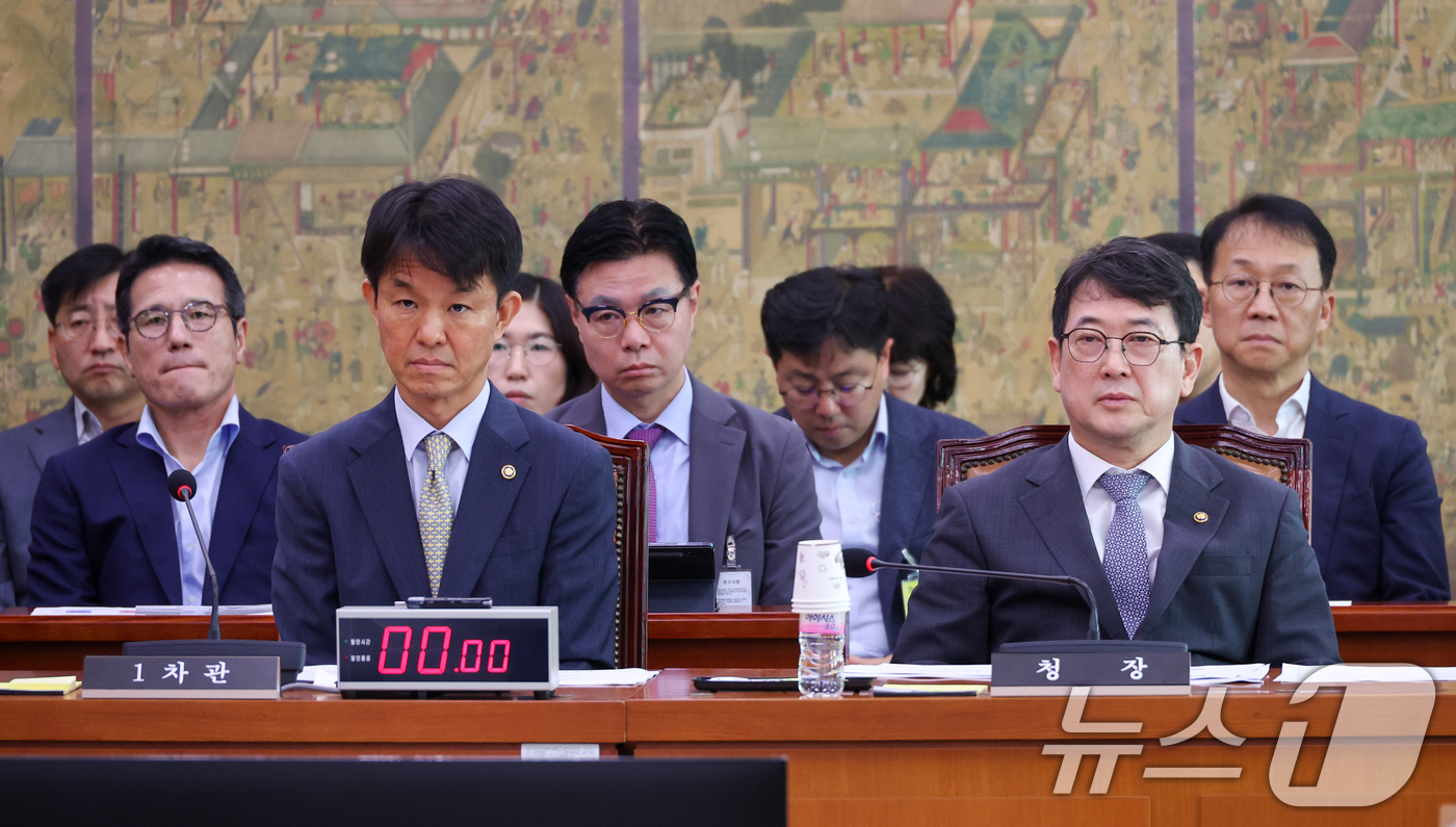 (서울=뉴스1) 안은나 기자 = 용호성 문화체육관광부 1차관(왼쪽), 최응천 문화재청장이 1일 오전 서울 여의도 국회에서 열린 제426회국회(임시회) 문화체육관광위원회 제2차 전체 …