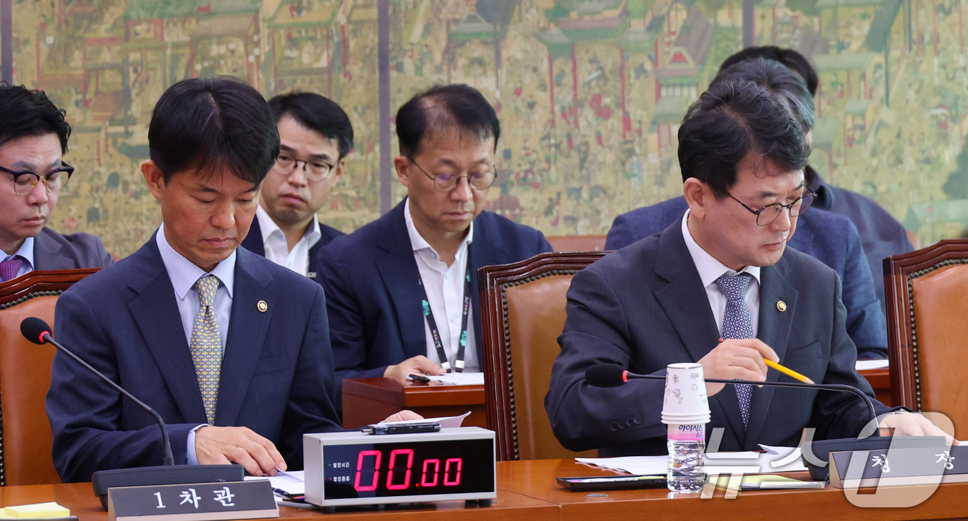 (서울=뉴스1) 안은나 기자 = 용호성 문화체육관광부 1차관(왼쪽), 최응천 문화재청장이 1일 오전 서울 여의도 국회에서 열린 제426회국회(임시회) 문화체육관광위원회 제2차 전체 …