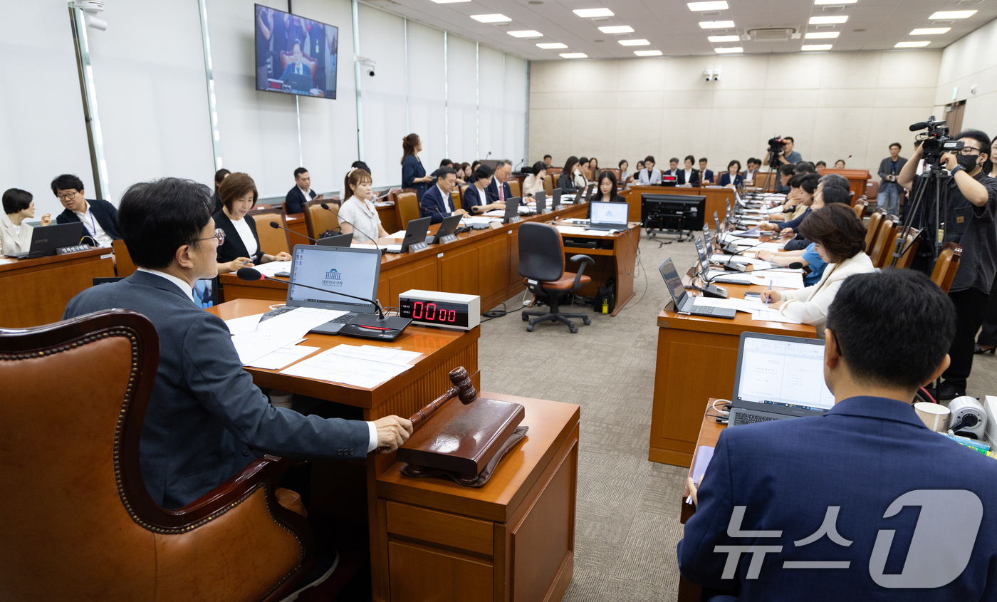 (서울=뉴스1) 이승배 기자 = 박주민 국회 보건복지위원장이 1일 서울 여의도 국회에서 열린 국회 보건복지위원회 전체회의에서 의사봉을 두드리고 있다. 2025.7.1/뉴스1