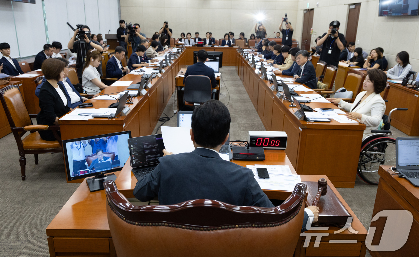 (서울=뉴스1) 이승배 기자 = 박주민 국회 보건복지위원장이 1일 서울 여의도 국회에서 열린 국회 보건복지위원회 전체회의에서 의사봉을 두드리고 있다. 2025.7.1/뉴스1