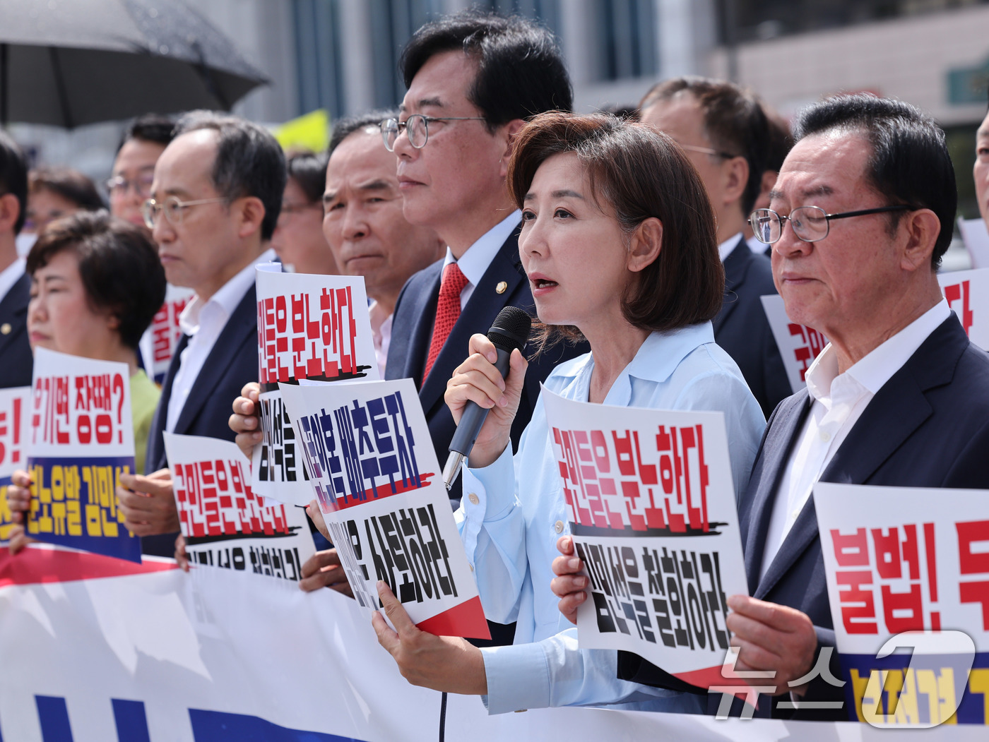 (서울=뉴스1) 박지혜 기자 = 나경원 국민의힘 의원이 1일 서울 용산구 대통령실 앞에서 열린 현장 의원총회에서 김민석 국무총리 후보자 지명 철회를 촉구하고 있다. 2025.7.1 …