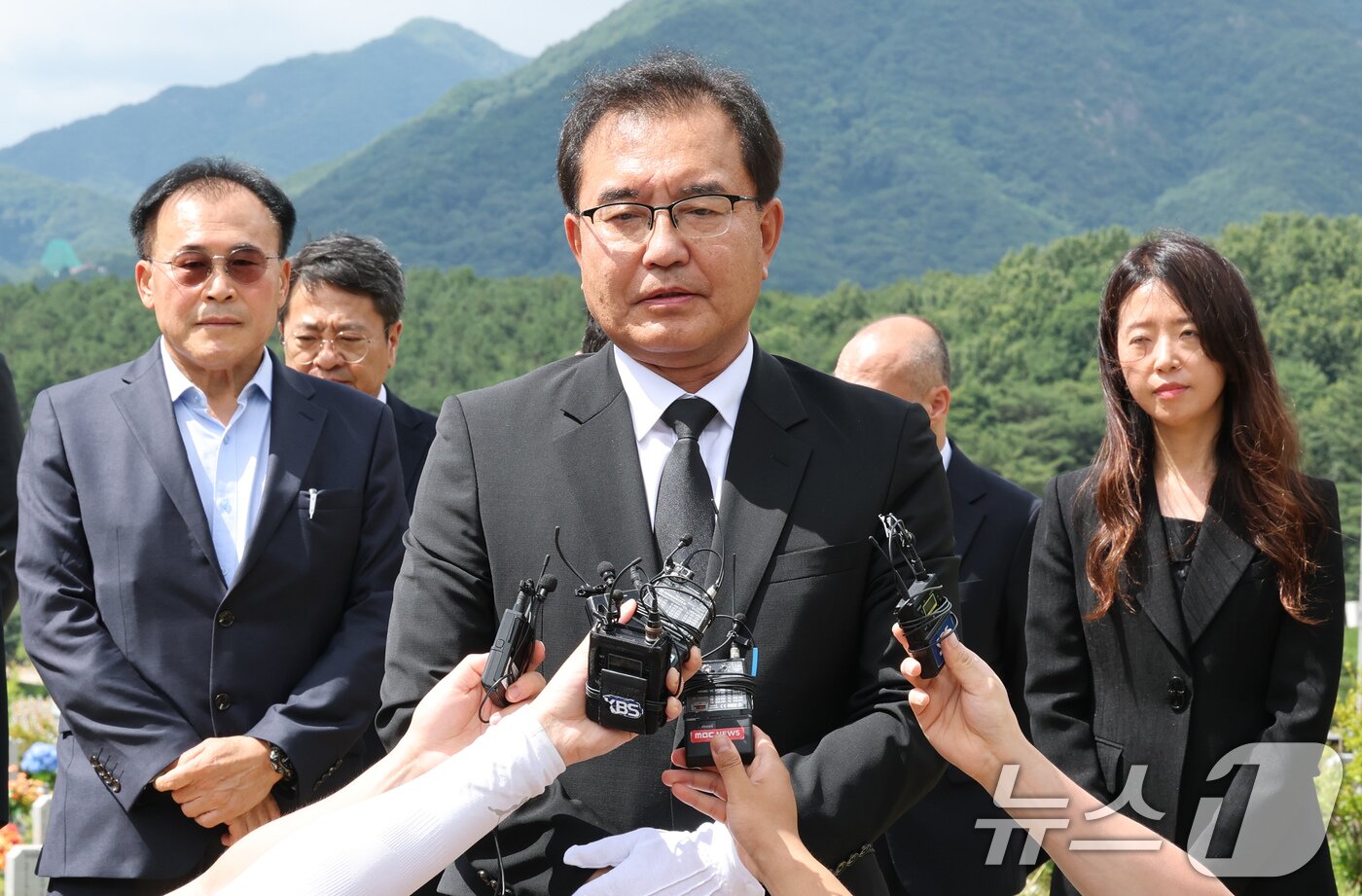 본문 이미지 - 이명현 순직해병대원 특별검사를 비롯한 특검팀이 1일 오전 대전 유성구 국립대전현충원 故 채수근 상병 묘소에서 참배를 마치고 취재진의 질문에 답하고 있다. 2025.7.1/뉴스1 ⓒ News1 김기태 기자