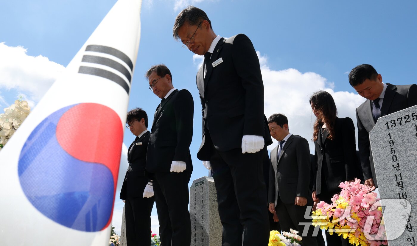 본문 이미지 - 이명현 순직해병대원 특별검사를 비롯한 특검팀이 1일 오전 대전 유성구 국립대전현충원 故 채수근 상병 묘소에서 참배하고 있다. 2025.7.1/뉴스1 ⓒ News1 김기태 기자