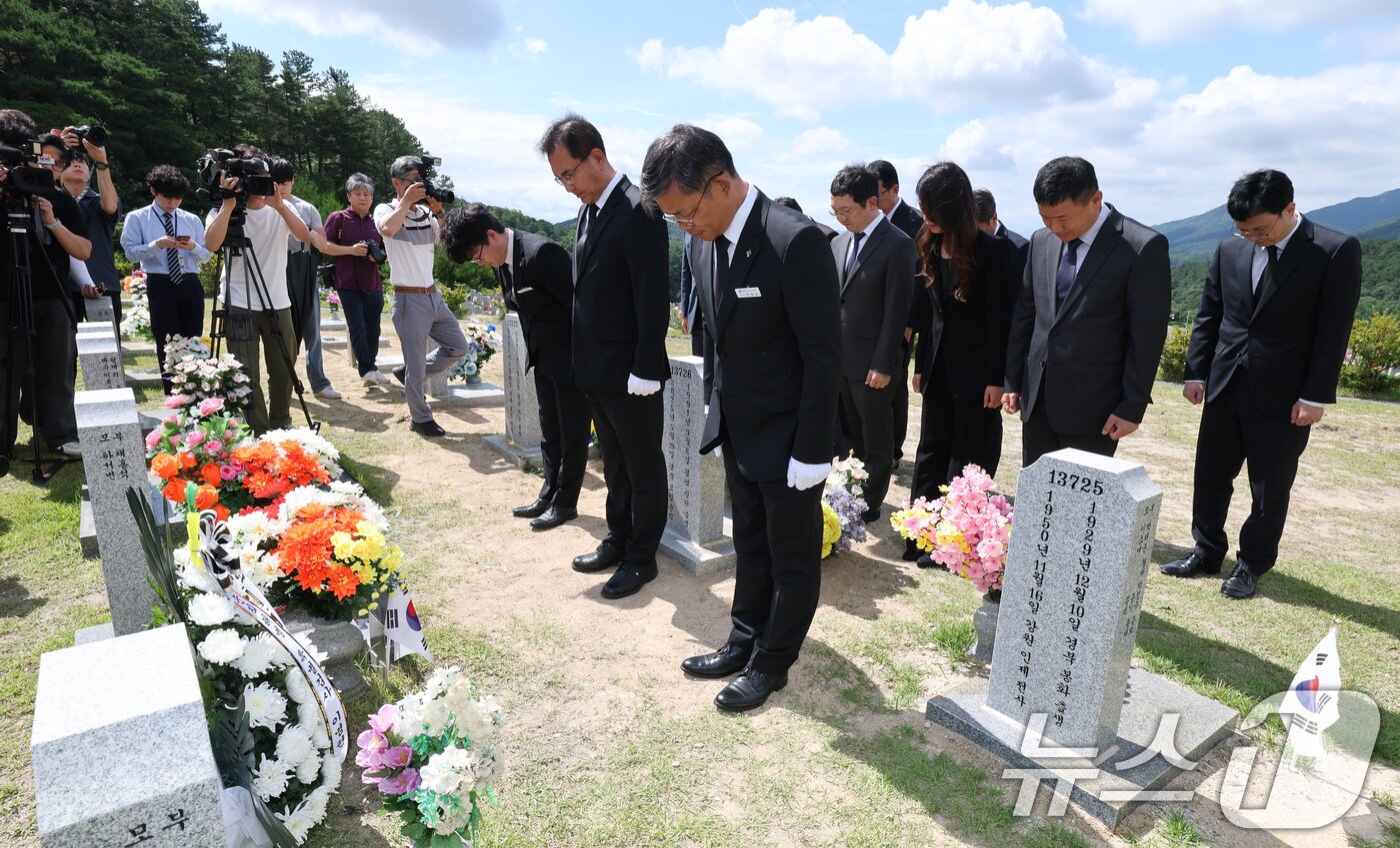 본문 이미지 - 이명현 순직해병대원 특별검사를 비롯한 특검팀이 1일 오전 대전 유성구 국립대전현충원 故 채수근 상병 묘소에서 참배하고 있다. 2025.7.1/뉴스1 ⓒ News1 김기태 기자