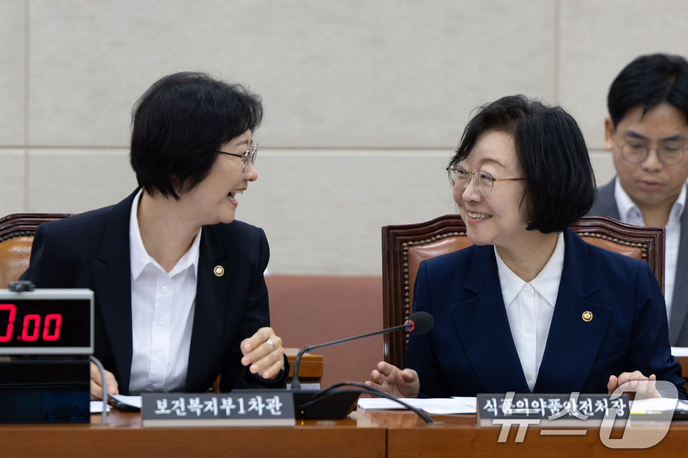 (서울=뉴스1) 이승배 기자 = 이스란 보건복지부 제1차관과 오유경 식품의약품안전처장이 1일 서울 여의도 국회에서 열린 국회 보건복지위원회 전체회의 시작에 앞서 대화하고 있다. 2 …