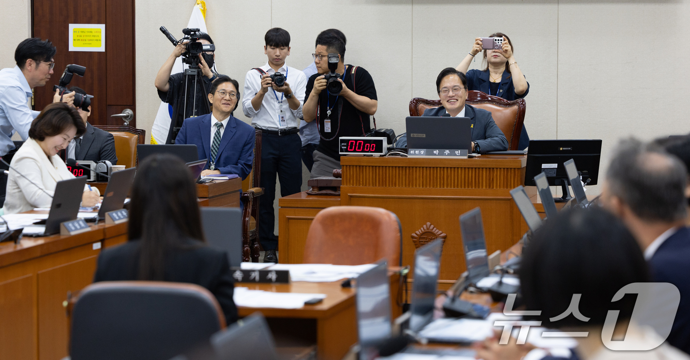 (서울=뉴스1) 이승배 기자 = 박주민 국회 보건복지위원장이 1일 서울 여의도 국회에서 열린 국회 보건복지위원회 전체회의를 주재하고 있다. 2025.7.1/뉴스1