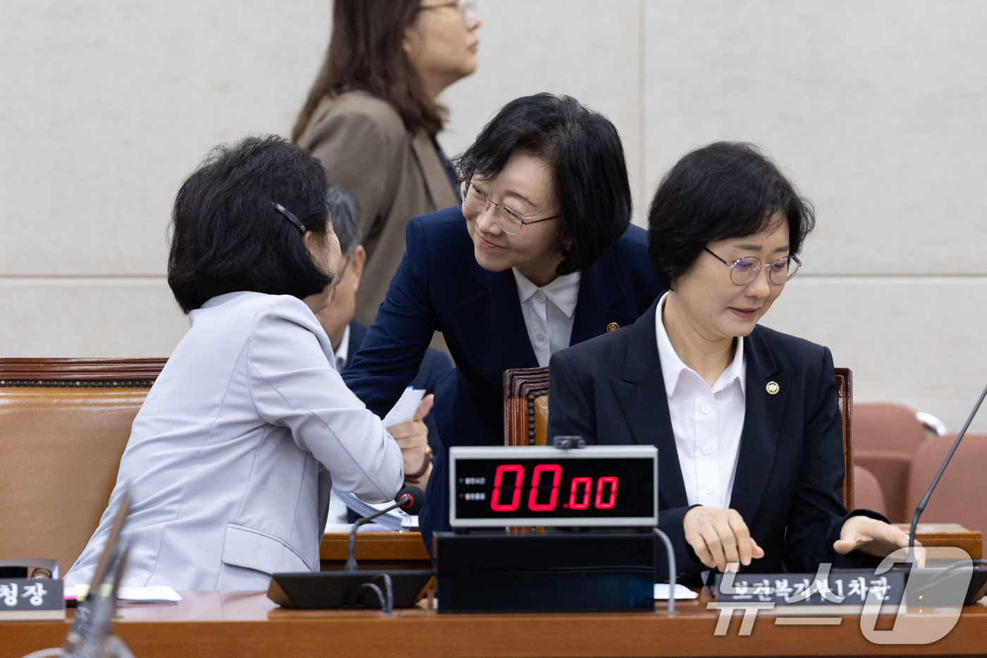 (서울=뉴스1) 이승배 기자 = 지영미 질병관리청장과 오유경 식품의약품안전처장이 1일 서울 여의도 국회에서 열린 국회 보건복지위원회 전체회의 시작에 앞서 인사 나누고 있다. 202 …