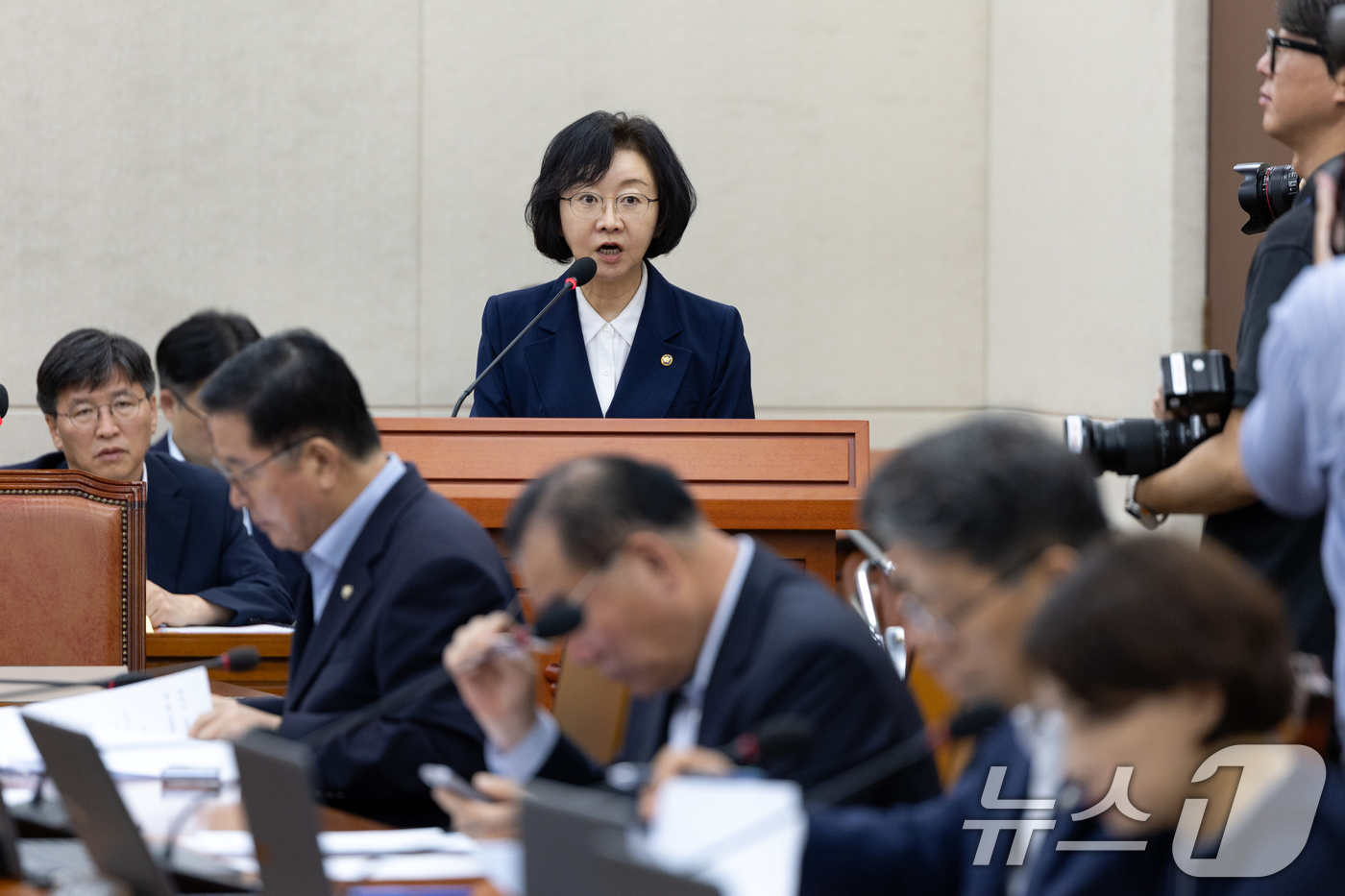 (서울=뉴스1) 이승배 기자 = 오유경 식품의약품안전처장이 지영미 질병관리청장이 1일 서울 여의도 국회에서 열린 국회 보건복지위원회 전체회의에서 추경안 관련 정부측 인사말을 하고 …