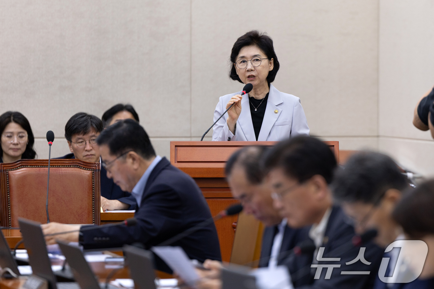 (서울=뉴스1) 이승배 기자 = 지영미 질병관리청장이 1일 서울 여의도 국회에서 열린 국회 보건복지위원회 전체회의에서 추경안 관련 정부측 인사말을 하고 있다. 2025.7.1/뉴스 …